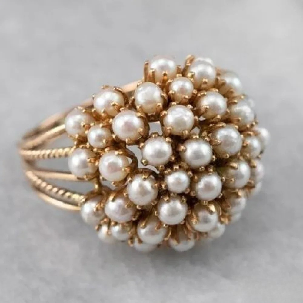 Anillo con una perla insertada