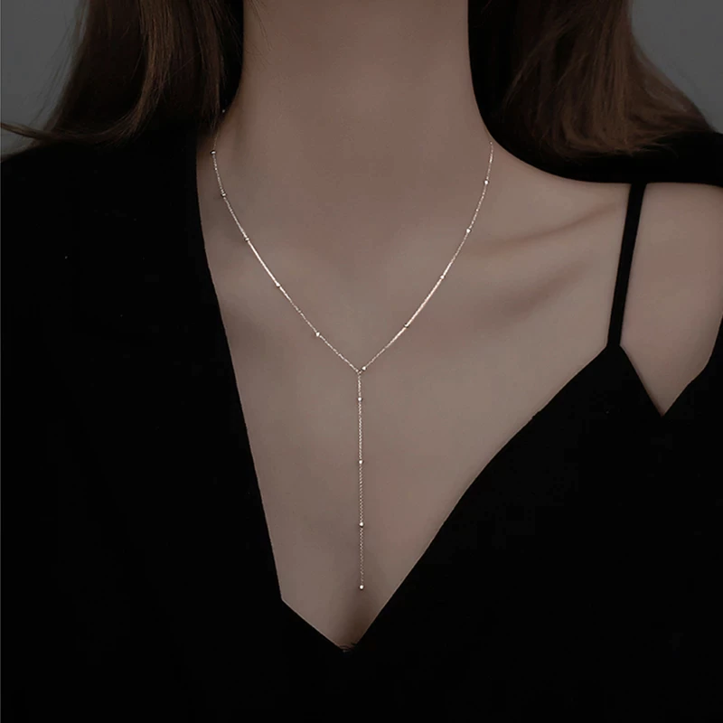 Collar con borlas en las clavículas