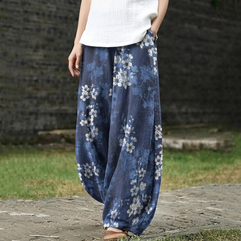 Éliane – Pantalón ancho azul con estampado de flores de ciruelo