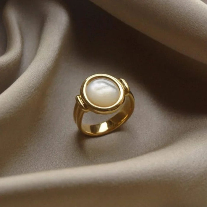 Elegante anillo de perlas