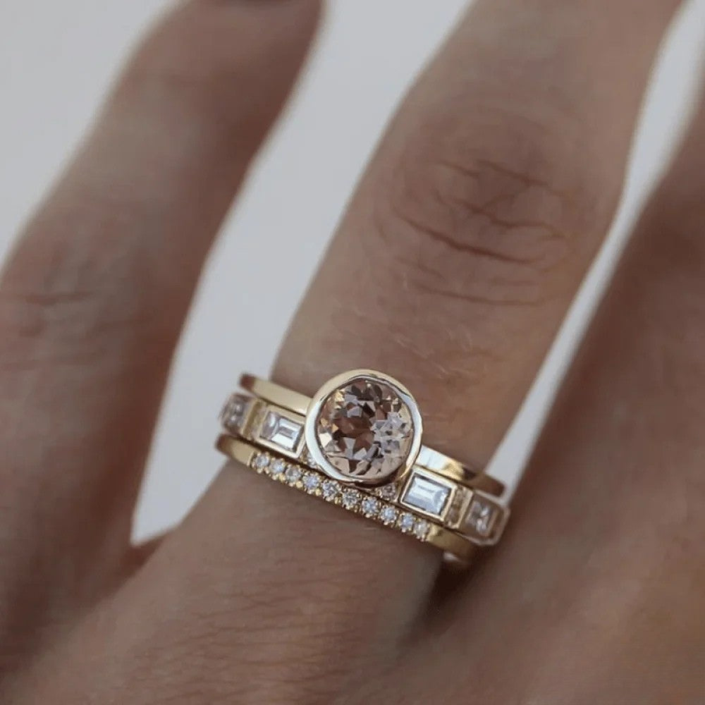 Elegante anillo de oro con cristales