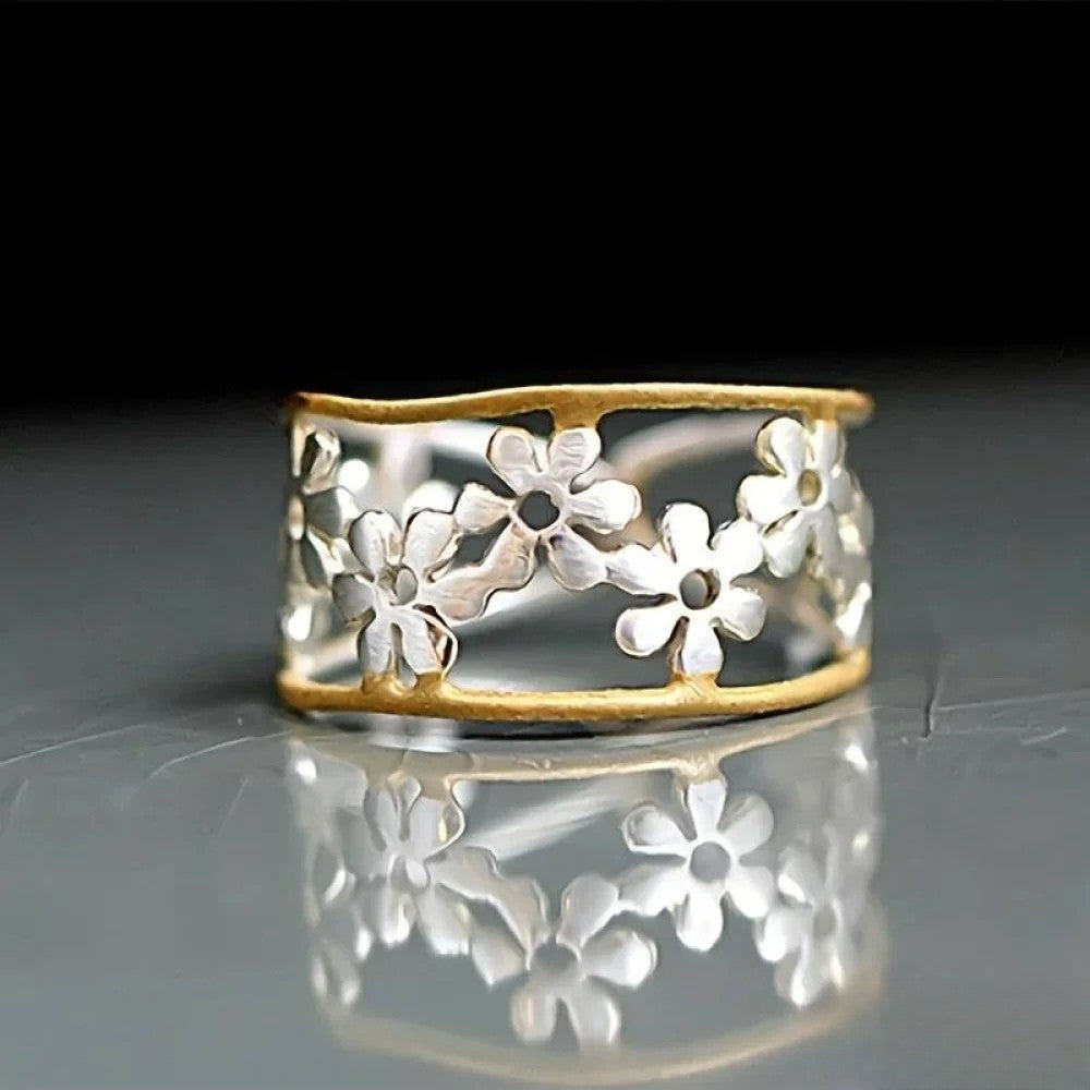 Anillo floral irregular con patrón hueco