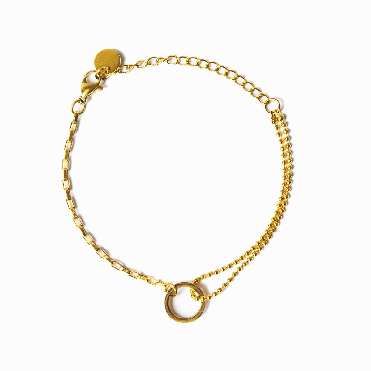Pulsera de tenis de oro en una caja