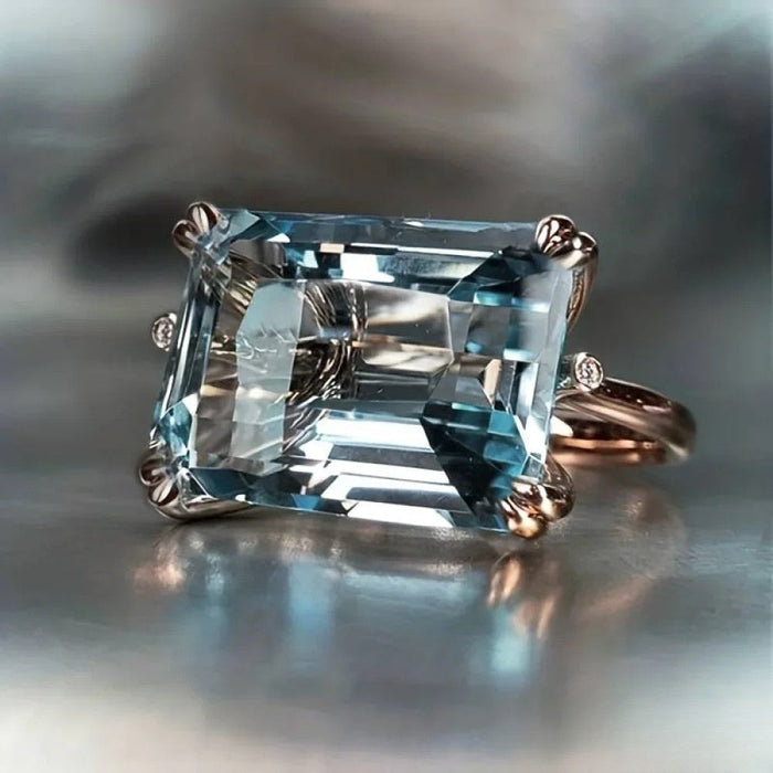 Anillo vintage clásico con circonita azul