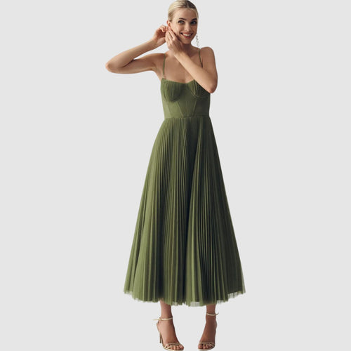 Adéla - Elegancia moderna con la espalda abierta