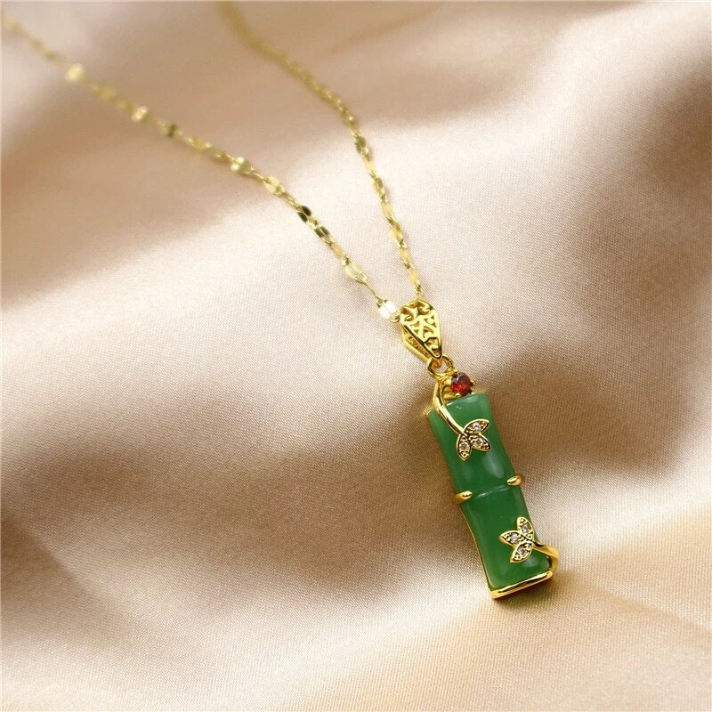 Collar con amuleto de jade