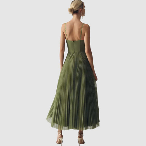 Adéla - Elegancia moderna con la espalda abierta