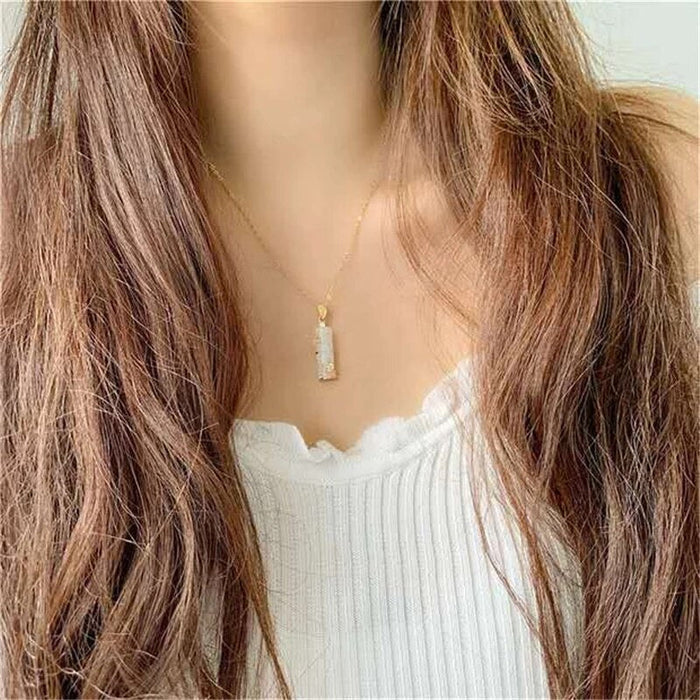 Collar con amuleto de jade