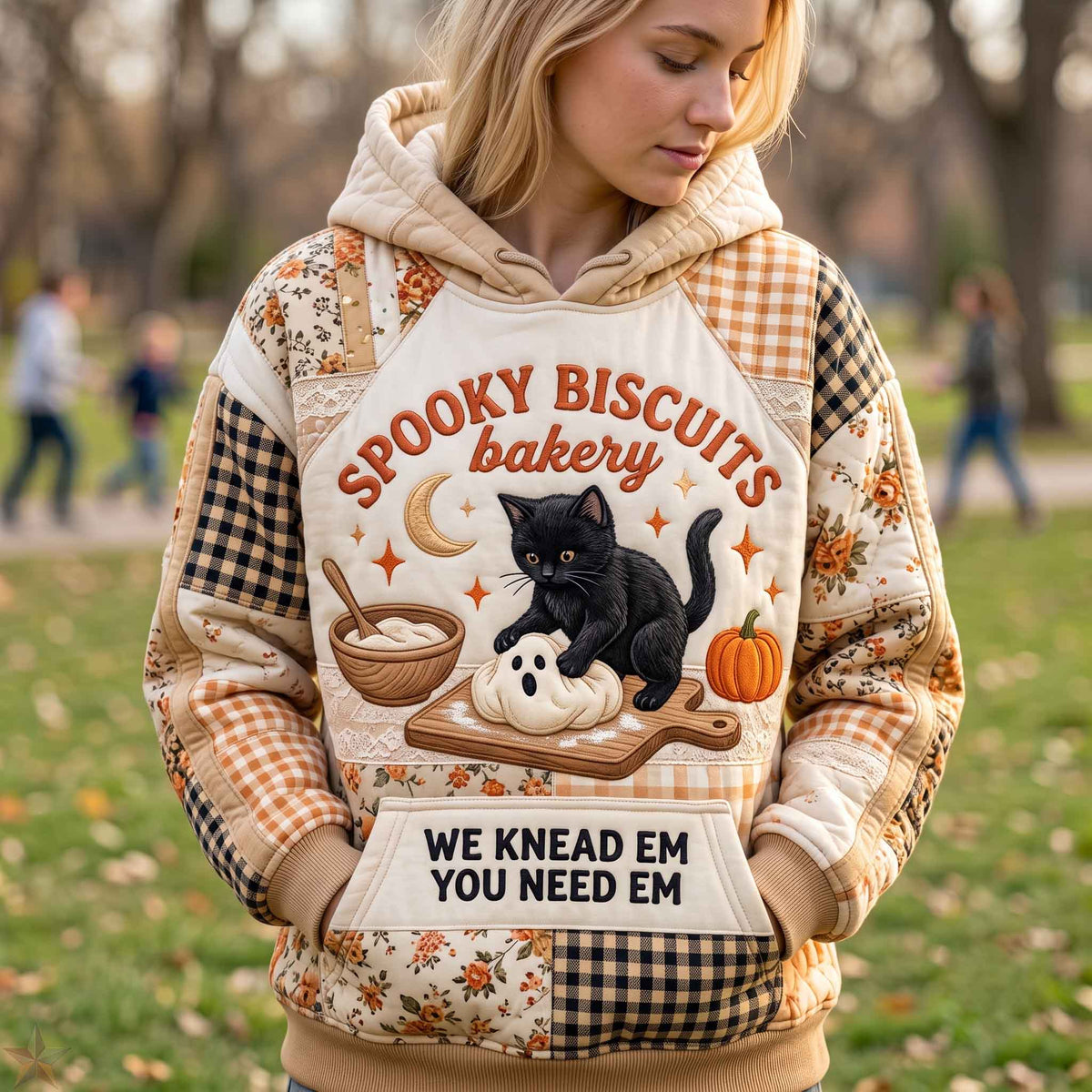 Gato con capucha a medianoche en otoño