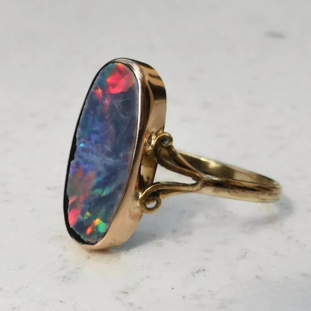 Anillo de ópalo colorido retro