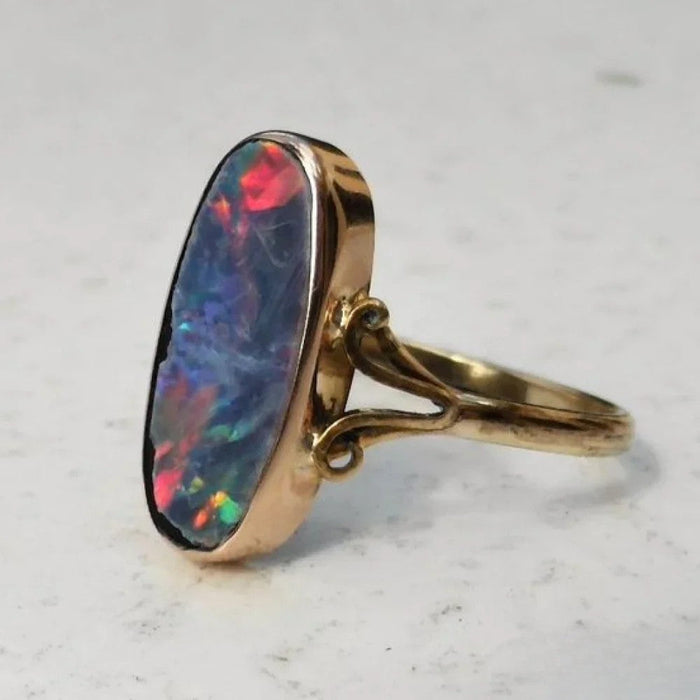 Anillo de ópalo colorido retro