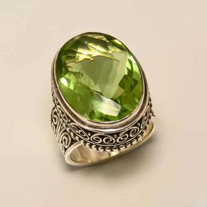 Anillo antiguo de cristal de oliva
