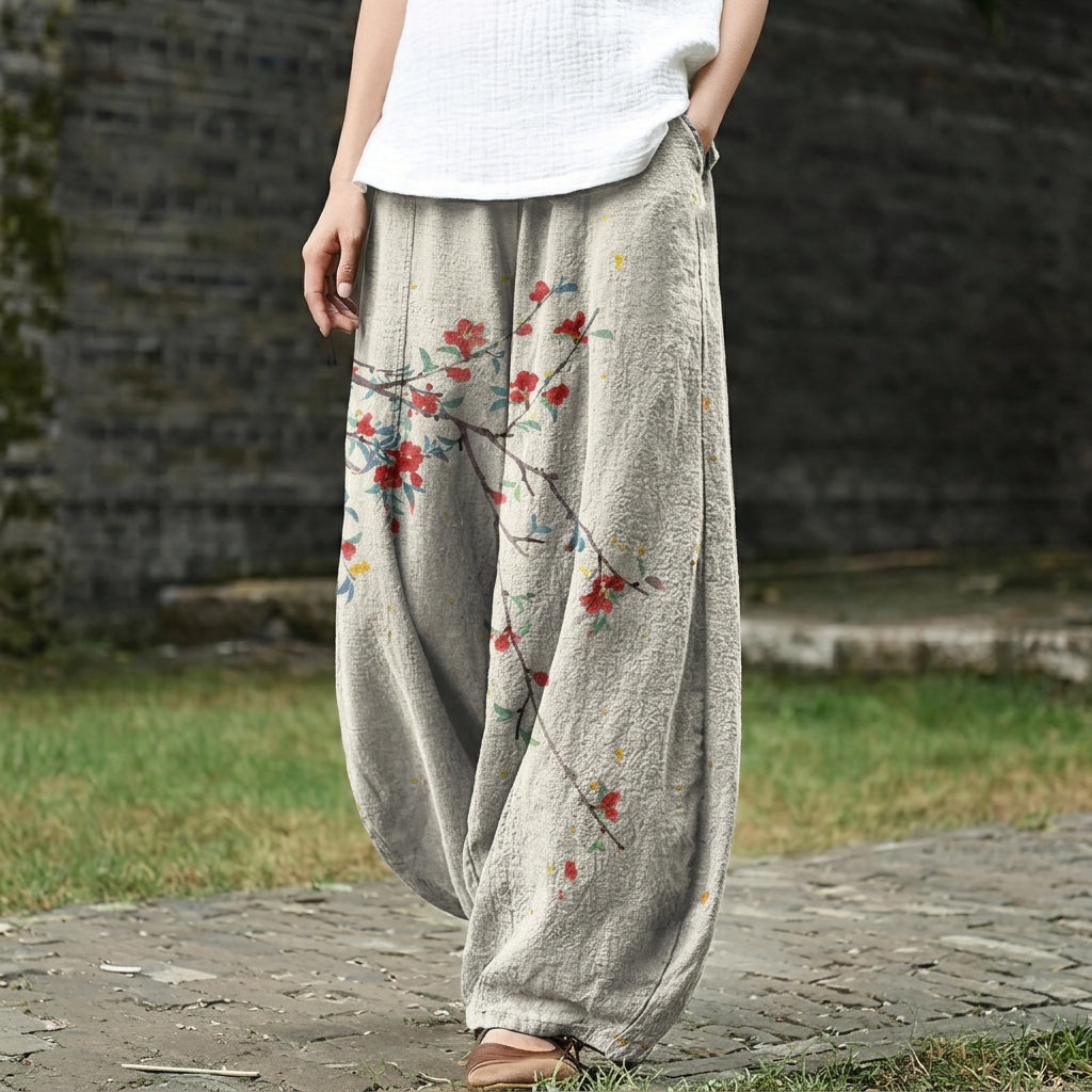 Denise – Pantalón ancho beige con motivos de hojas rojas