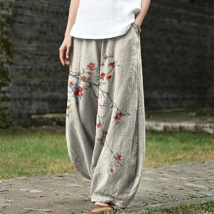 Denise – Pantalón ancho beige con motivos de hojas rojas