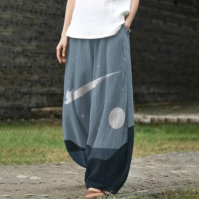 Aurore – Pantalón ancho gris azulado con estampado de gatos y lunas